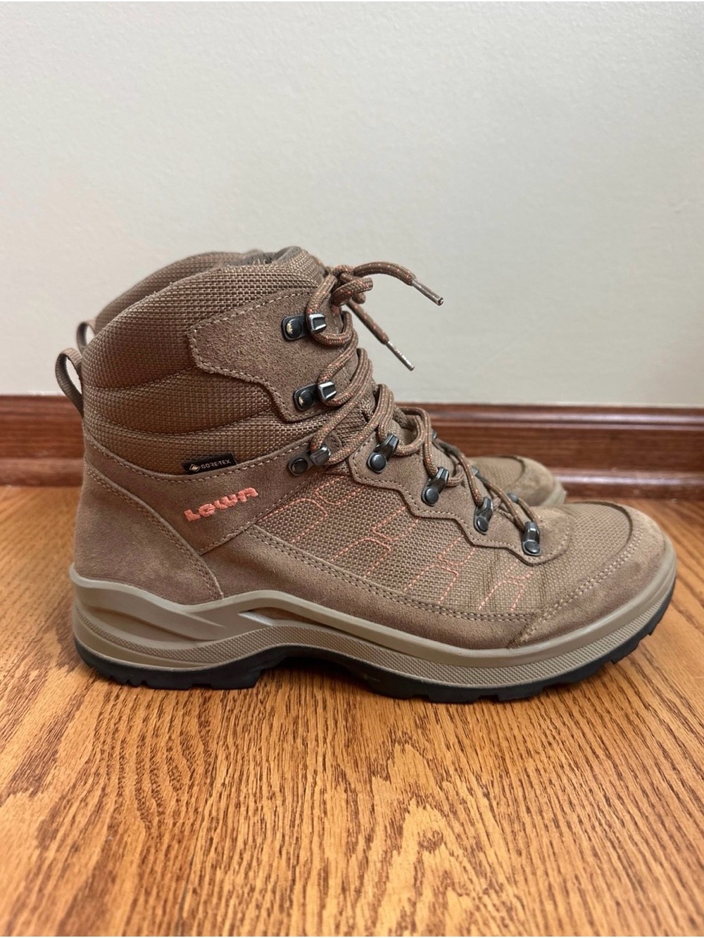 Lowa Taurus Pro GTX Mid Hiking Boots Womens 10.5